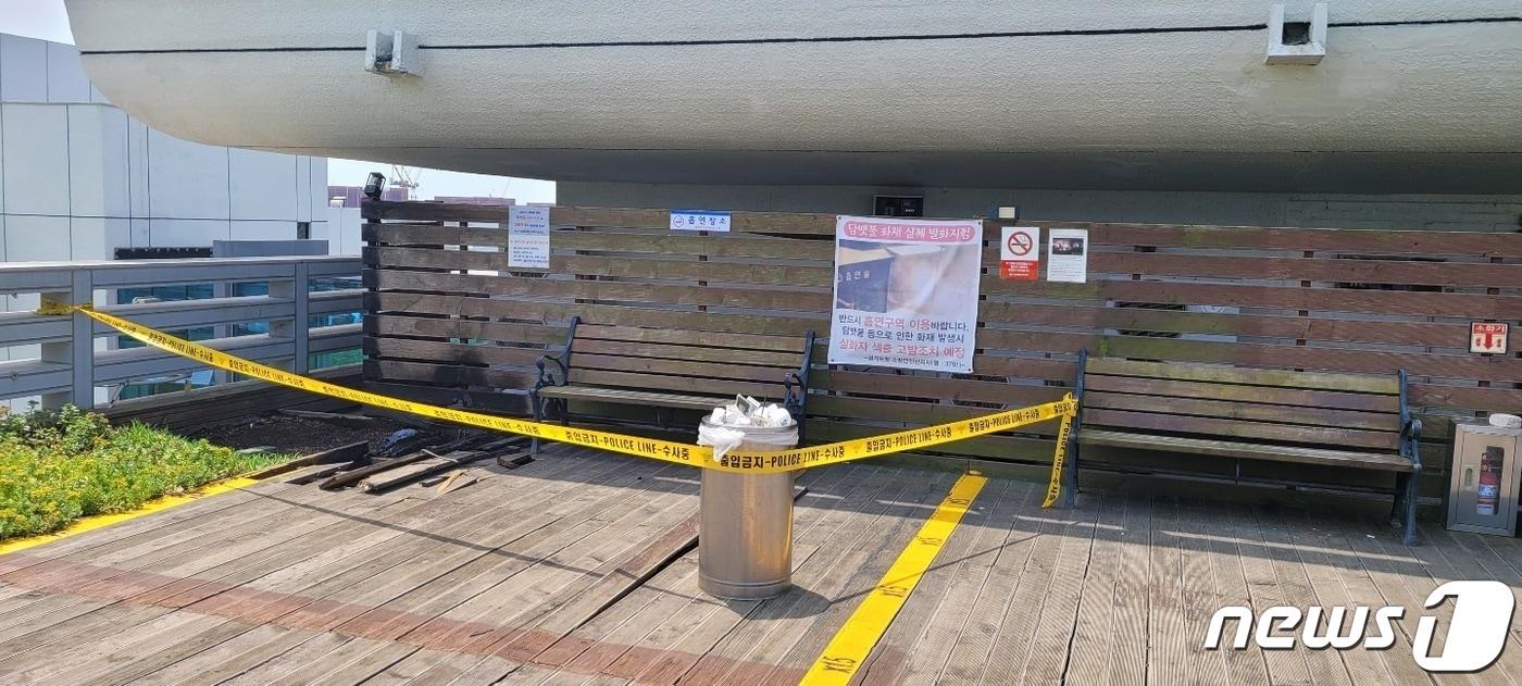 지난달 26일 새벽 3시쯤 경기도청 구관 옥상 북측 흡연구역에서 화재가 발생해 당직자가 소화기로 긴급진화한 것으로 확인됐다. ⓒ 뉴스1