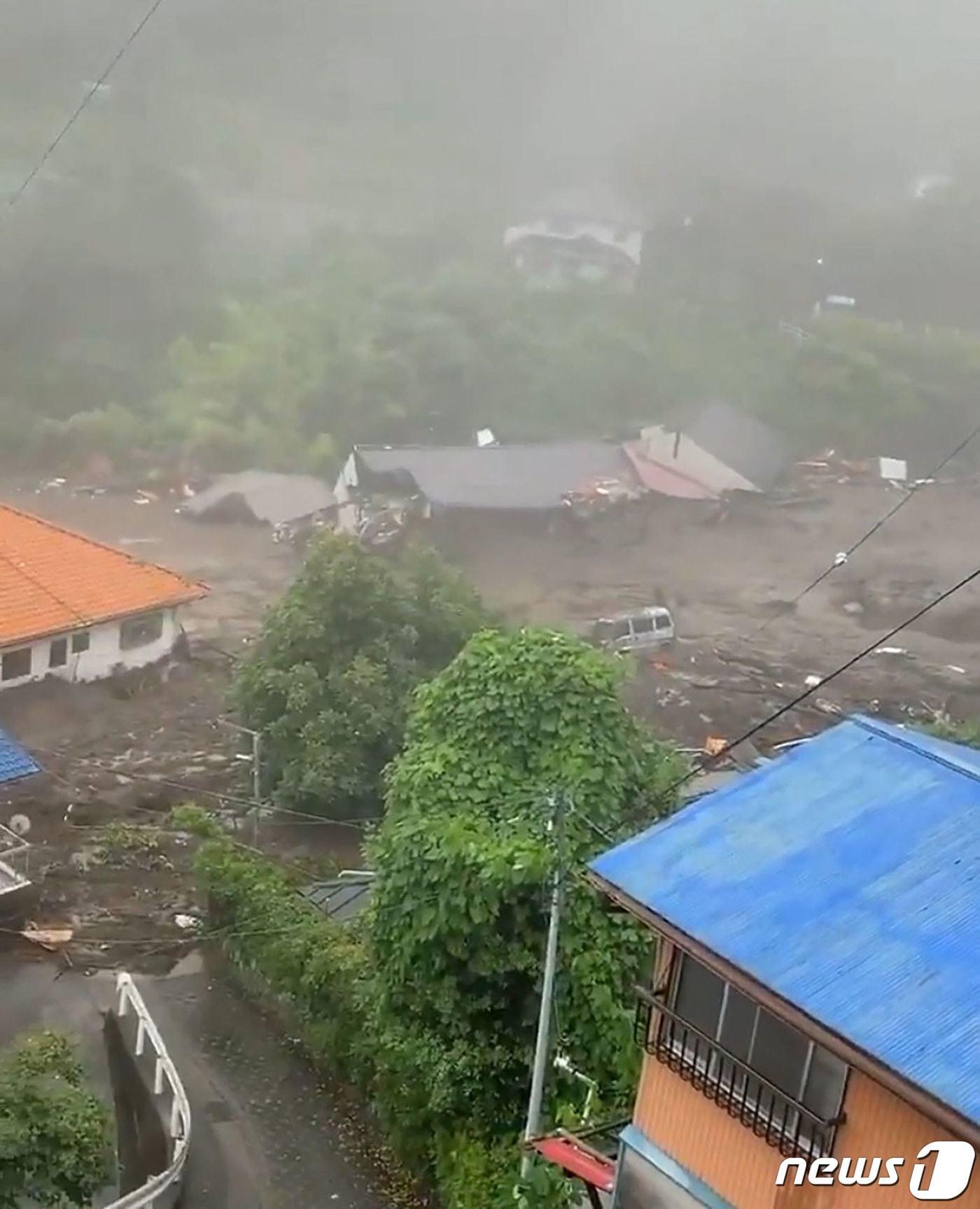 본문 이미지 - 일본 시즈오카현 이타미시에서 산사태가 발생했다. ⓒ AFP=뉴스1