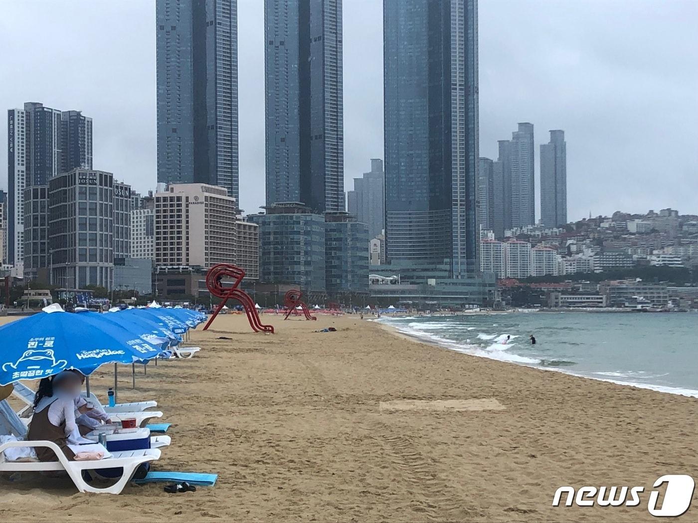 본문 이미지 - 지난 3일 오후 부산 해운대해수욕장이 장맛비에 썰렁한 분위기다.2021.7.3 ⓒ 뉴스1 백창훈 기자
