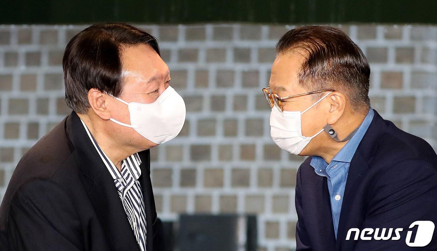 본문 이미지 - 윤석열 대통령과 권영세 통일부 장관. 사진은 2021년 7월 3일 당시 권영세 국민의힘 대외협력위원장이 장외 대권주자를 영입을 위해 윤 전 검찰총장과 만나 환담을 나누던 모습. ⓒ News1 박지혜 기자