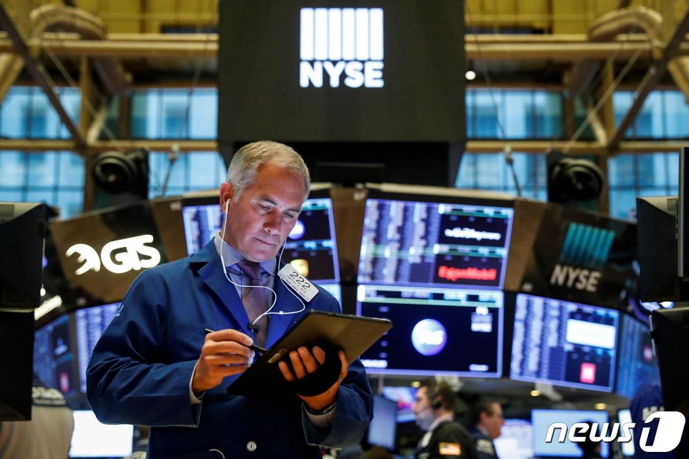 뉴욕증권거래소 내부 객장의 트레이더 ⓒ 로이터=뉴스1