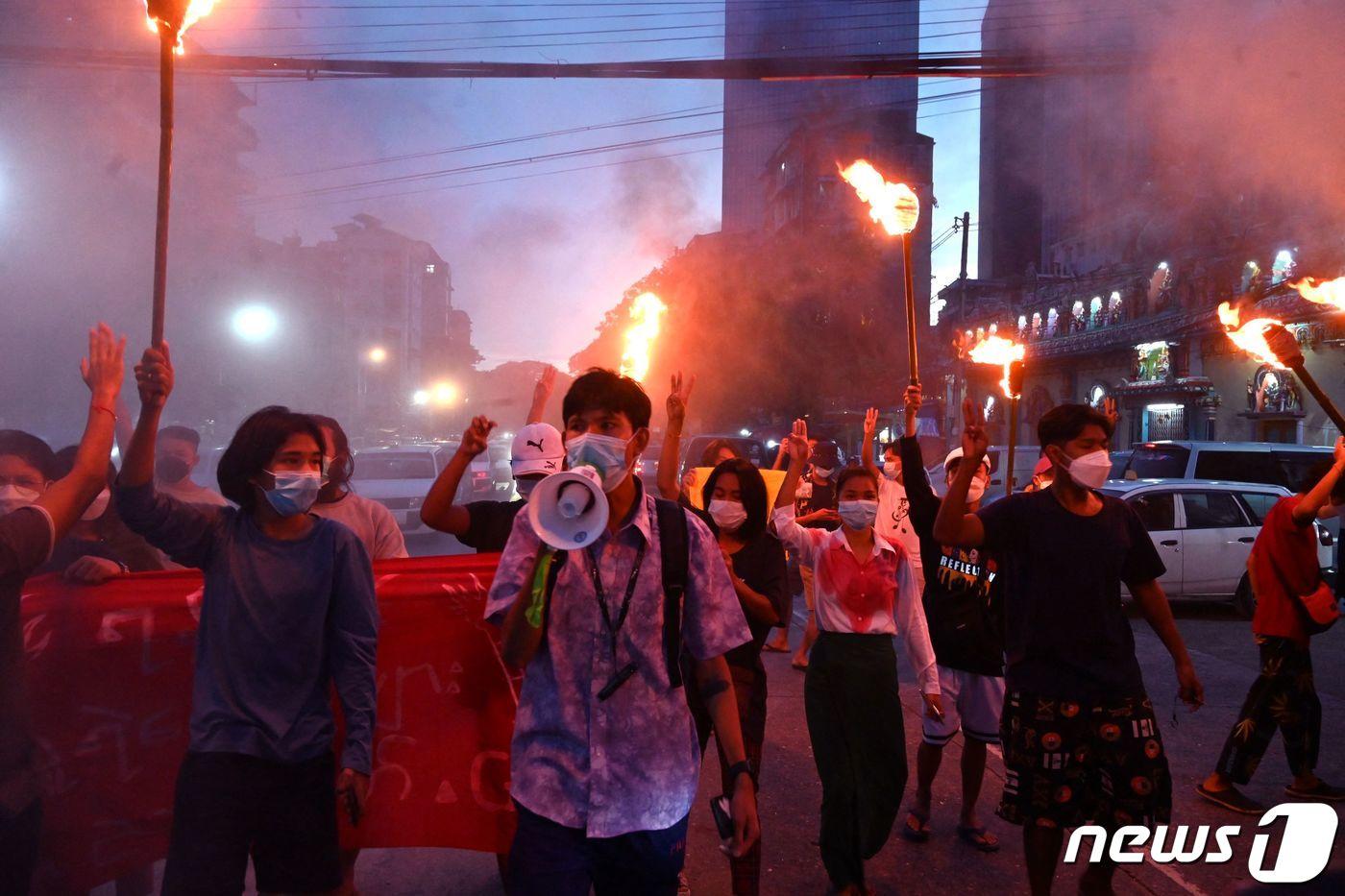 미얀마 군사 쿠데타 반대 시위에서 세 손가락 경례를 하는 시위대. ⓒ AFP=뉴스1 ⓒ News1