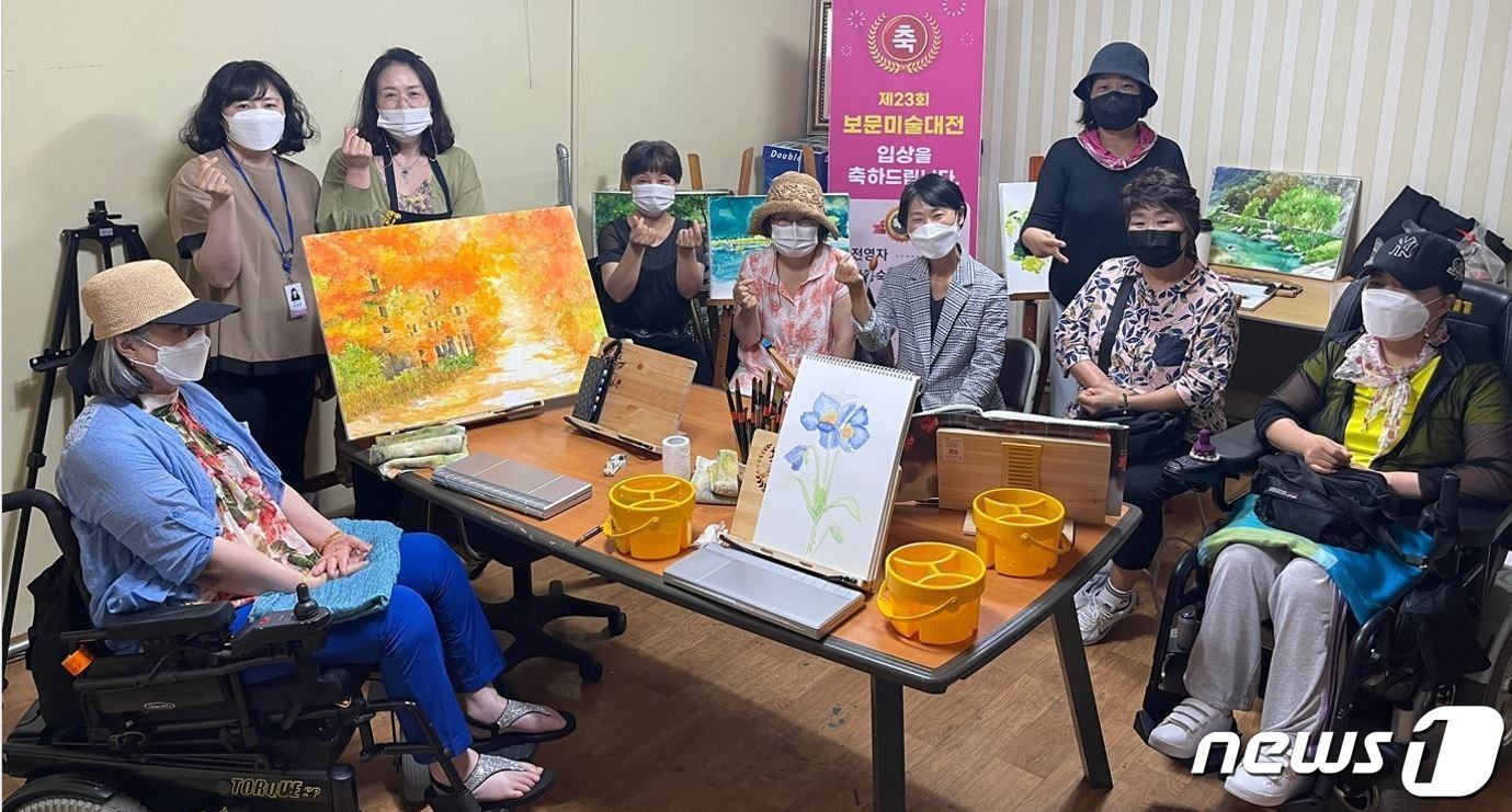 본문 이미지 - 제23회 보문미술대전 수채화 부문에서 입상한 대전배달강좌 척수장애인 수채화반 학습자들. 왼쪽부터 전영자(특선), 강재영(대전척수장애인협회 평생교육담당), 최윤정(배달강사), 신동숙(특선), 양대옥(입선), 김종남(대전평생교육진흥원장), 공은숙(입선), 성임영(학습자), 김귀옥(학습자)씨. ⓒ 뉴스1