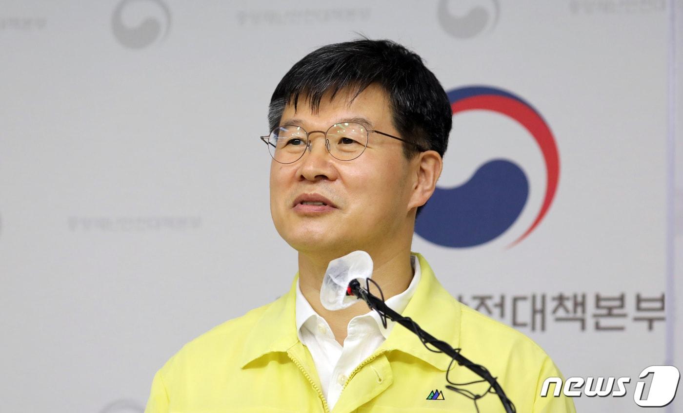 본문 이미지 - 이기일 중앙재난안전대책본부 제1통제관이 30일 정부세종청사 보건복지부 브리핑실에서 코로나19 중대본 브리핑을 하고 있다. 중대본은 8월 중 약 2860만 회분, 9월 중 약 4200만 회분의 백신이 도입될 예정이라고 밝혔다. 이어서 9월 말까지 전 국민의 70% 이상이 접종에 참여하는 것을 목표로 하고 있다고 밝혔다. 2021.7.30/뉴스1 ⓒ News1 장수영 기자