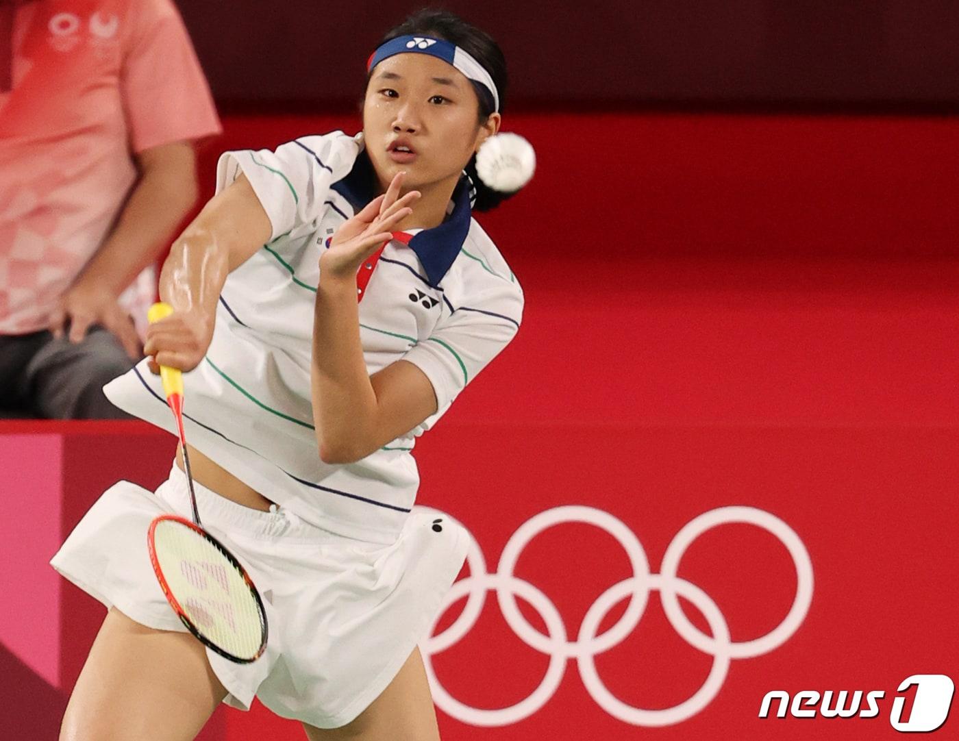 본문 이미지 - 배드민턴 안세영이 30일 일본 도쿄 무사시노노모리 종합 스포츠플라자에서 열린 '2020 도쿄올림픽' 배드민턴 여자 단식 4강전에서 중국의 천위페이와 경기를 하고 있다. 2021.7.30/뉴스1 ⓒ News1 송원영 기자