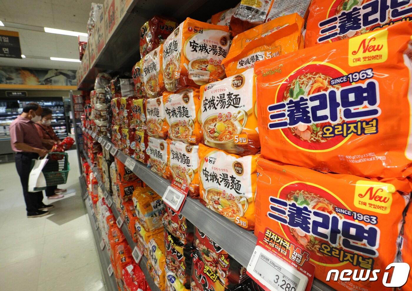 서울의 한 대형마트 라면진열대에 농심 안성탕면, 삼양식품 삼양라면 등이 진열돼 있다. ⓒ News1 신웅수 기자