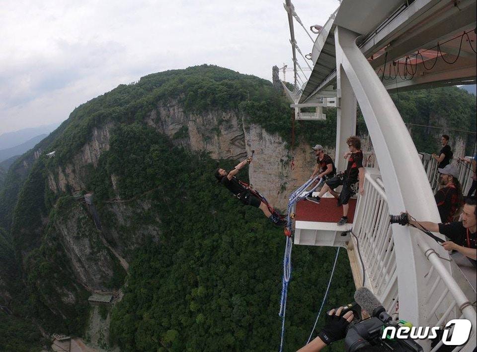 본문 이미지 - 세계에서 제일 높은 다리인 중국 후난성 장가계 유리다리에서 사람들이 번지 점프를 하기 위해 기다리고 있다.(뉴미디어 플랫폼 페이스북 갈무리)ⓒ 뉴스1