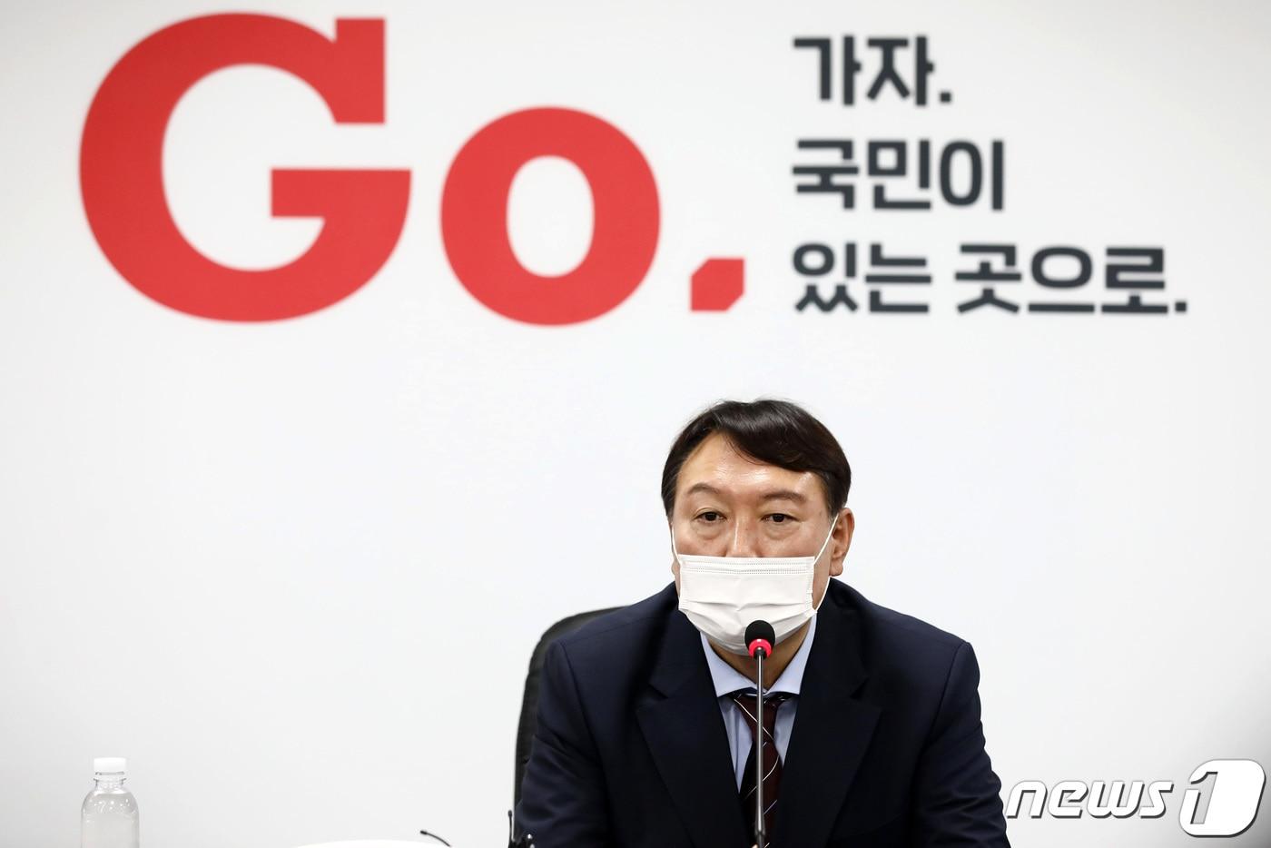 야권 대선주자인 윤석열 전 검찰총장이 7월30일 오후 서울 여의도 국민의힘 중앙당사에서 입당원서를 제출한 뒤 취재진과 질의응답을 하고 있다. 2021.7.30/뉴스1 ⓒ News1 구윤성 기자