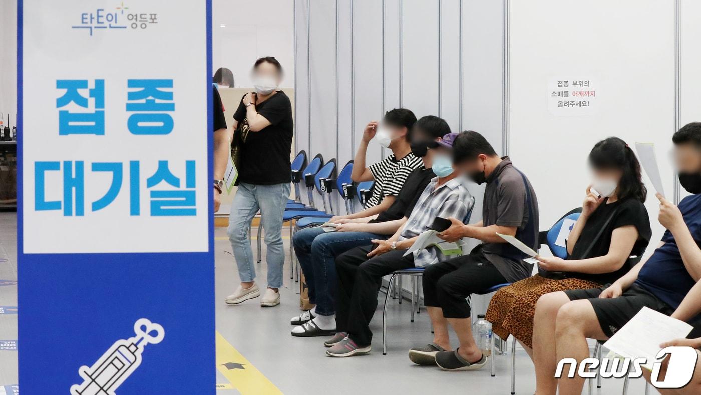 우리나라 만 18~49세 성인 1777만명은 오는 8월 9일부터 18일까지 10부제 방식으로 신종 코로나바이러스 감염증(코로나19) 백신 사전예약을 진행한다. 이들 18~49세는 오는 8월 26일부터 9월 30일까지 화이자 또는 모더나 백신을 자신이 희망하는 곳에서 접종할 수 있다. 30일 서울 영등포구 구민회관에 마련된 코로나19 백신 예방접종센터에서 시민들이 접종 순서를 기다리고 있다. 2021.7.30/뉴스1 ⓒ News1 민경석 기자