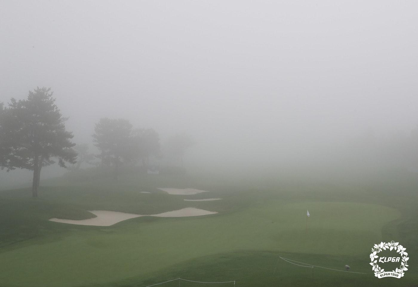 본문 이미지 - 안개 낀 제주의 한 골프장.(KLPGA 제공) 2021.7.30/뉴스1