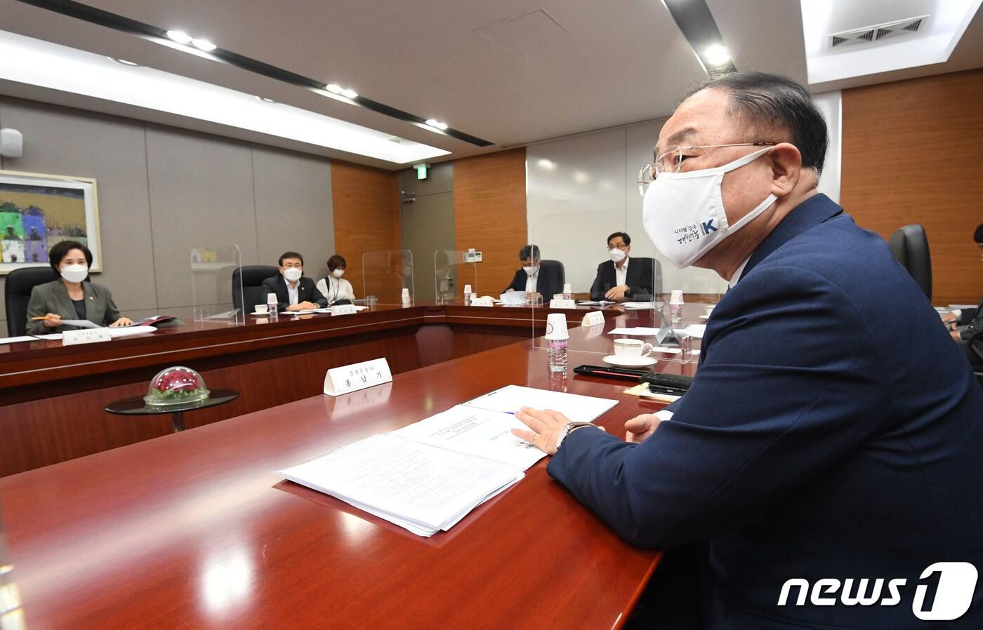 본문 이미지 - 홍남기 경제부총리 겸 기획재정부 장관이 30일 오후 서울 종로구 한국금융연수원에서 열린 '인력양성 관계장관 집중토론회'에서 모두발언을 하고 있다. (기획재정부 제공) 2021.7.30/뉴스1