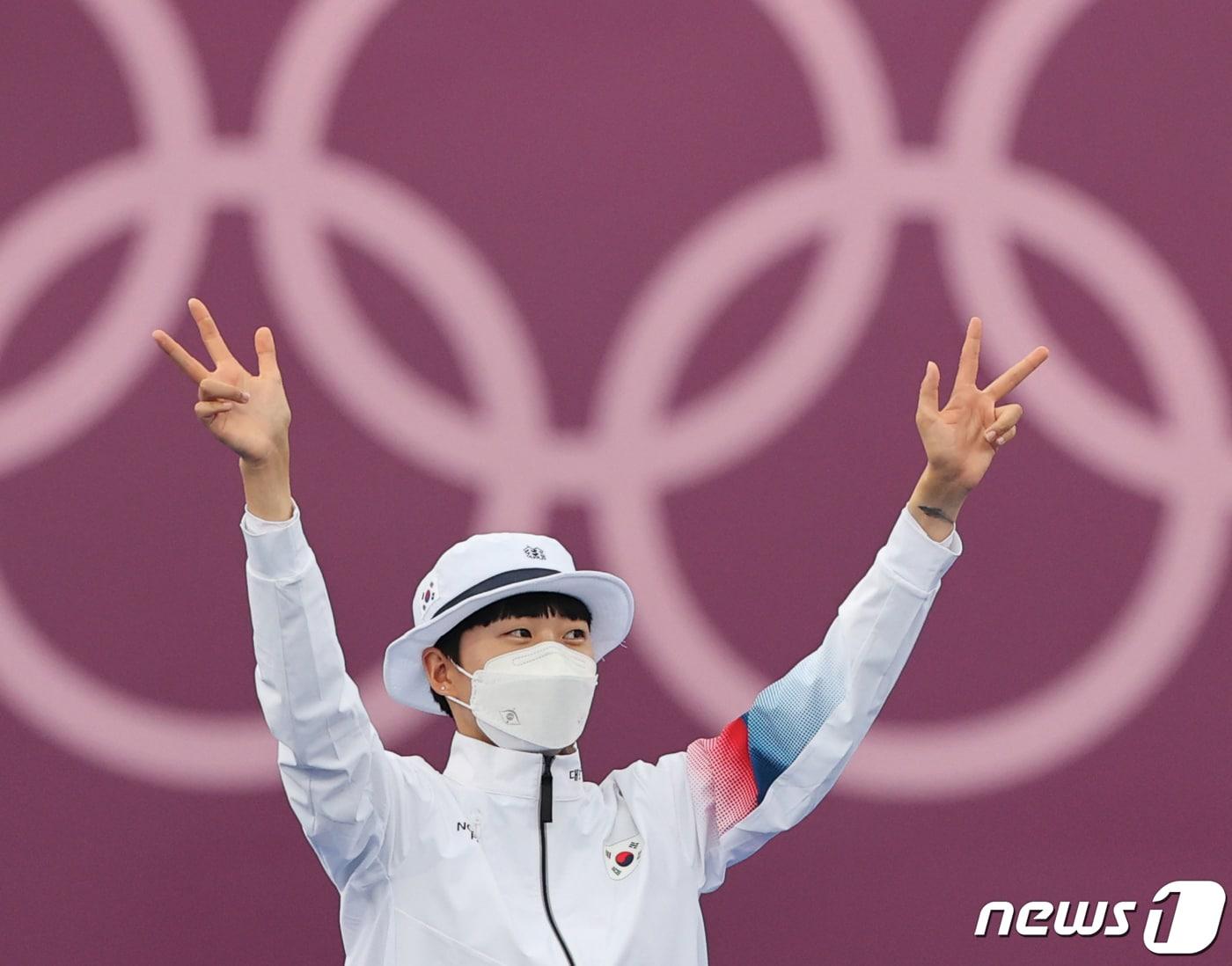 본문 이미지 - 양궁 안산이 30일 일본 도쿄 유메노시마 공원 양궁장에서 열린 '2020 도쿄올림픽' 여자 개인전 시상식에서 손가락으로 '3관왕'을 표시하고 있다. 2021.7.30/뉴스1 ⓒ News1 송원영 기자