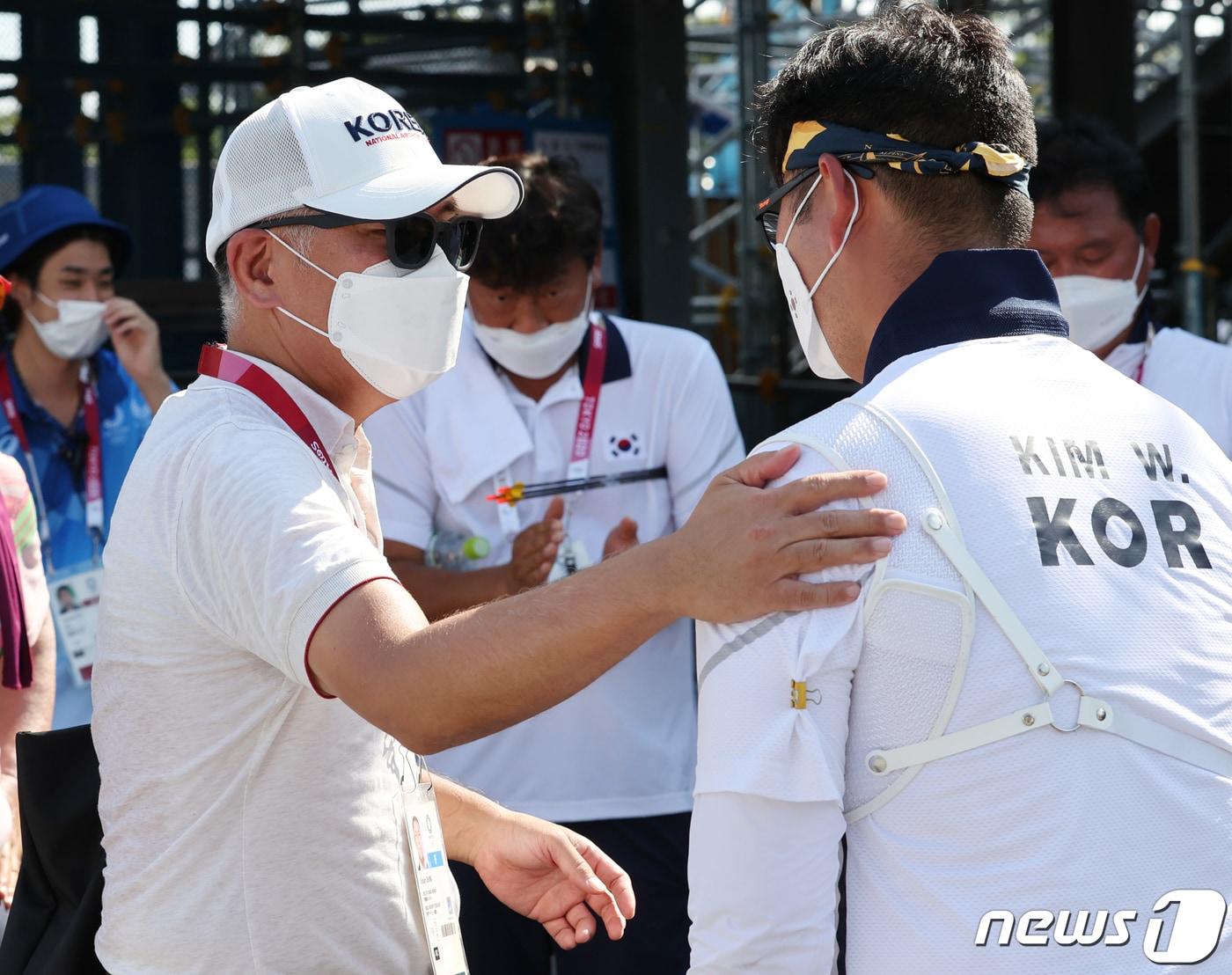 본문 이미지 - 정의선 현대자동차 회장이 31일 일본 도쿄 유메노시마 공원 양궁장에서 열린 '2020 도쿄올림픽' 남자 양궁 개인전 8강전 경기를 마치고 나오는 김우진 선수를 격려하고 있다. 2021.7.31/뉴스1 ⓒ News1 송원영 기자
