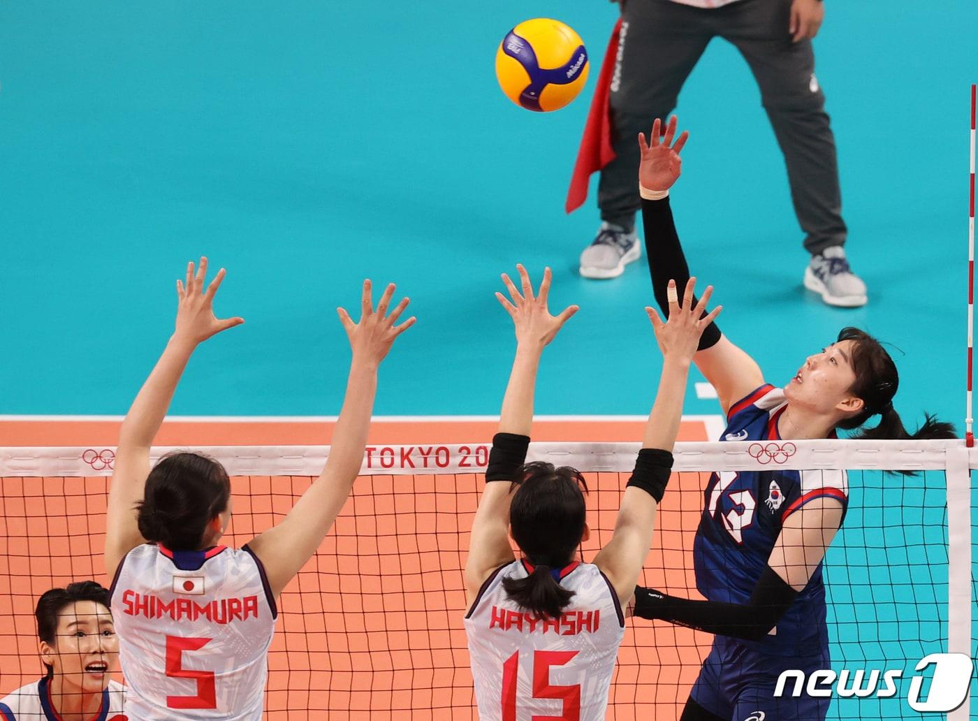 본문 이미지 - 31일 저녁 일본 도쿄 아리아케 아레나에서 열린 '2020 도쿄올림픽' 여자 배구 A조 조별리그 4차전 대한민국과 일본의 경기에서 박정아가 공격을 하고 있다. 2021.7.31/뉴스1 ⓒ News1 송원영 기자