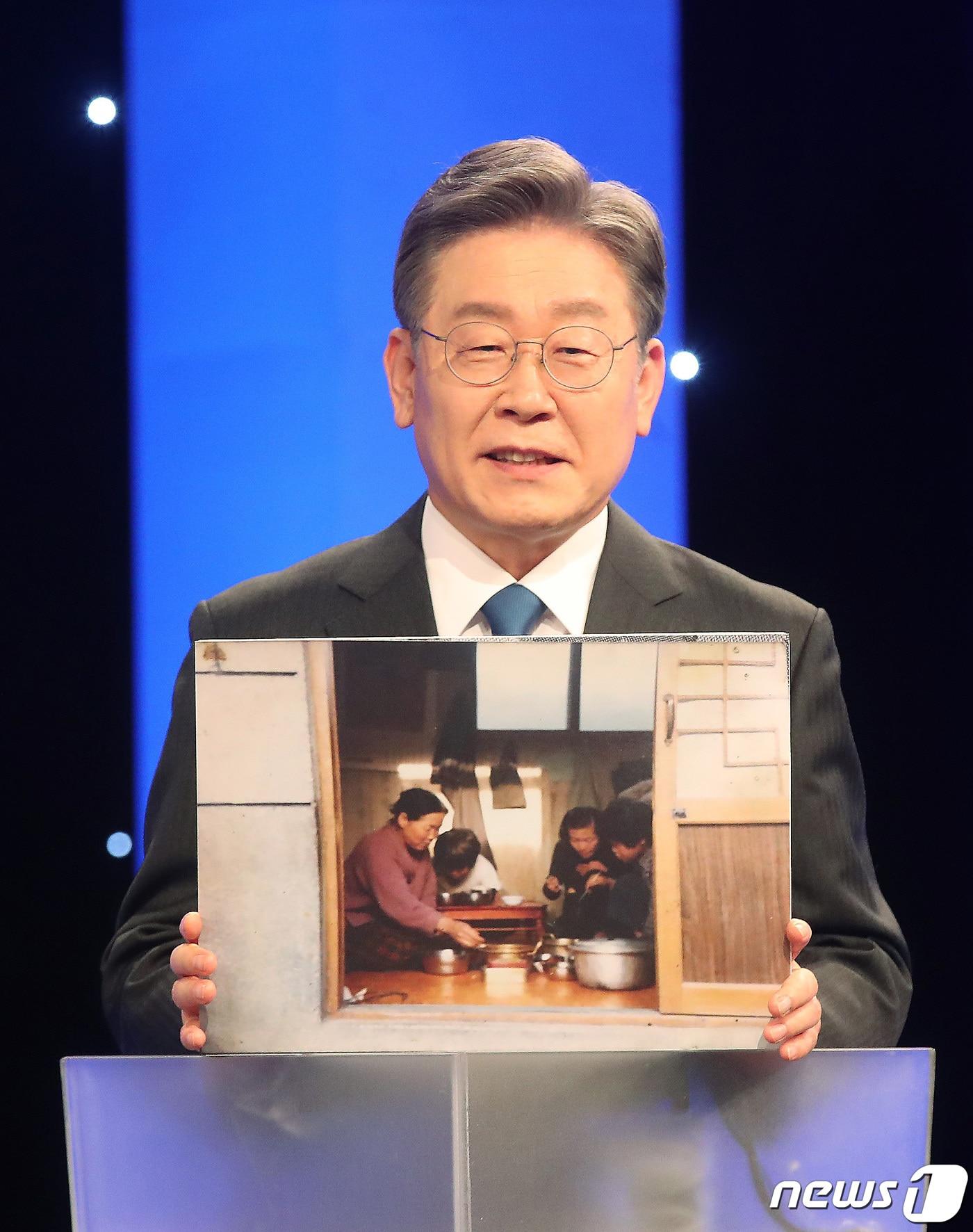 본문 이미지 - 이재명 더불어민주당 대선 경선 예비후보가 3일 오후 서울 여의도 KBS에서 열린 첫 합동 토론회에서 '내 인생의 한 장면' 사진을 공개하고 있다. 2021.7.3/뉴스1 ⓒ News1 국회사진취재단