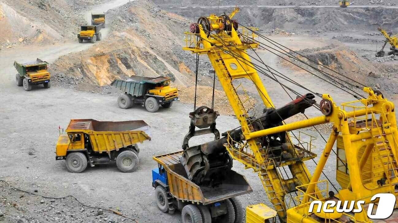 본문 이미지 - (평양 노동신문=뉴스1) = 북한 노동당 기관지 노동신문은 4일 '금속, 화학공업부문 일꾼들과 노동계급이여, 겹쌓이는 도전들을 쳐갈기며 총진군대오의 선봉에서 용감히 나아가자'는 제목의 특집 기사를 실었다. 사진은 무산광산연합기업소. [국내에서만 사용가능. 재배포 금지. DB 금지. For Use Only in the Republic of Korea. Redistribution Prohibited] rodongphoto@news1.kr