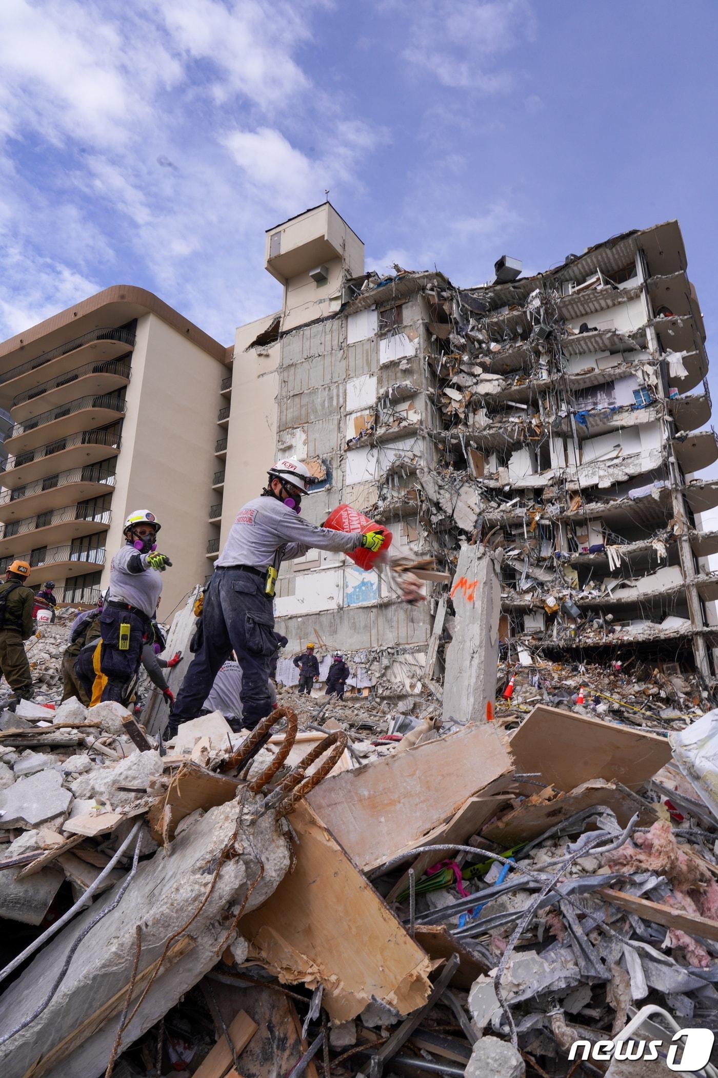 본문 이미지 - 플로리다 마이애미 서프사이드시 아파트 붕괴 현장 ⓒ 로이터=뉴스1 ⓒ News1 정윤영 기자
