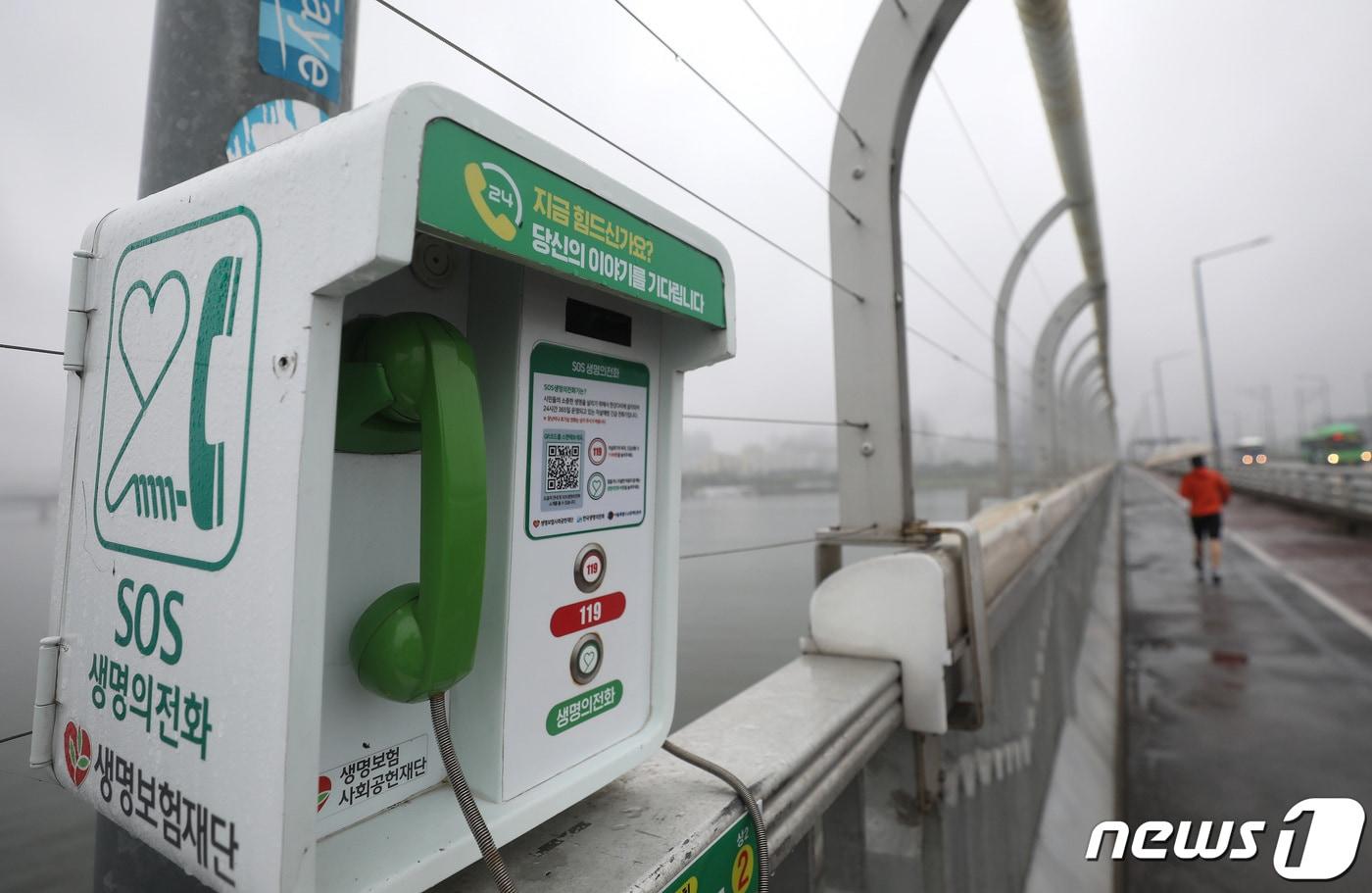본문 이미지 - 보건복지부와 한국생명존중희망재단이 4일 발간한 '2021 자살예방백서'에 따르면 지난 2019년 우리나라 자살률은 인구 10만명당 26.9명으로 전년 대비 0.2명 증가했고, 경제협력개발기구(OECD) 회원국 중 1위를 차지했다. 2021.7.4/뉴스1 ⓒ News1 임세영 기자