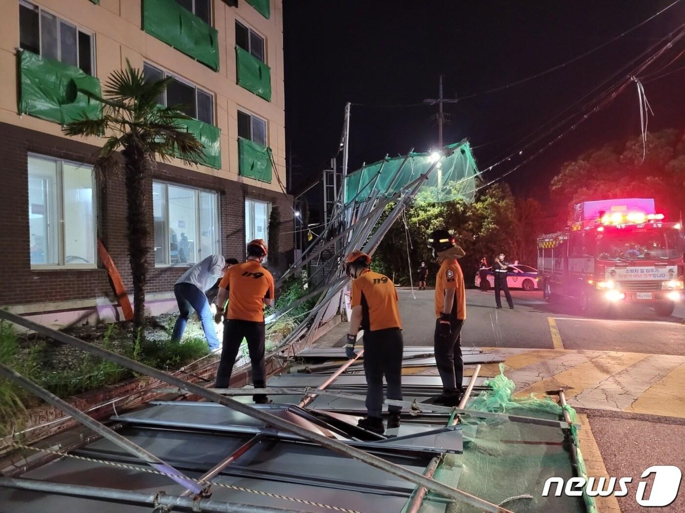 본문 이미지 - 3일 오후 9시59분쯤 제주시 연동 한 공사장 철재 구조물이 강풍에 쓰러져 소방관들이 안전조치하고 있다. 제주소방본부 제공)2021.7.4/뉴스1 ⓒ News1 고동명 기자