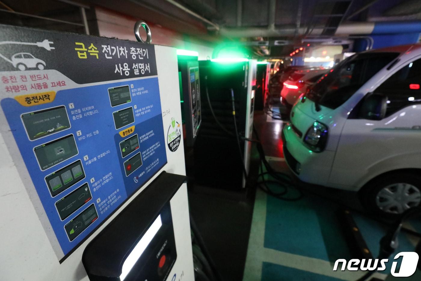 전기차 급속충전기 사용요금이 상향된다. 환경부는 현 1kWh당 255.7원으로 책정된 전기차 급속충전기 사용요금을 상향해 5일 공고할 예정이다. 4일 오후 서울의 한 전기차 급속충전소에서 전기차량들이 충전을 하고 있다. 2021.7.4/뉴스1 ⓒ News1 민경석 기자