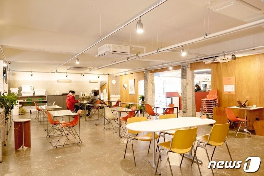 본문 이미지 - 바로고 도시주방 1호점 마포점 다이닝 홀 전경 (바로고 제공) ⓒ 뉴스1