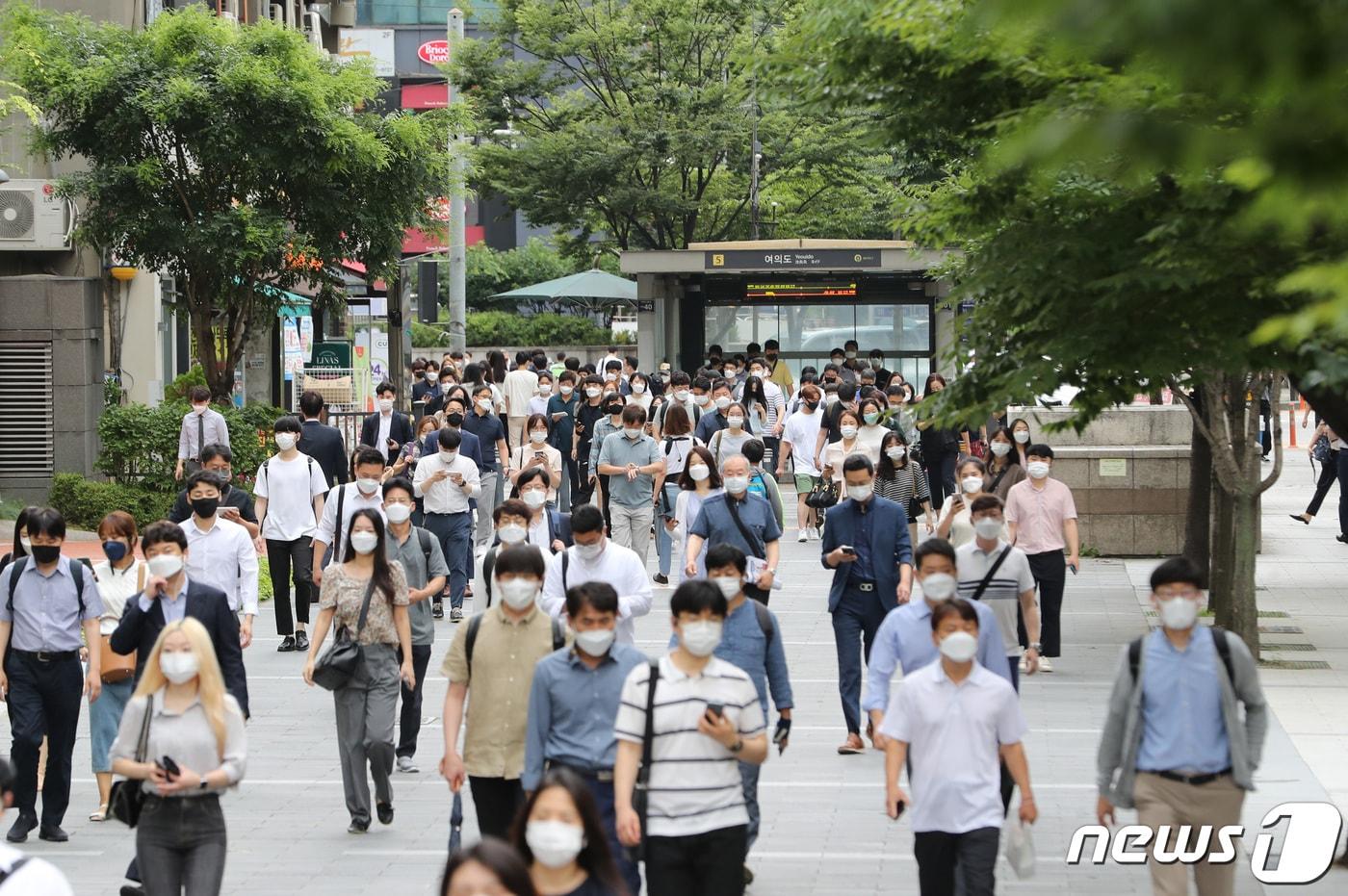 본문 이미지 - 지난 7월 5일 서울 여의도역에서 마스크를 쓴 시민들이 출근을 하고 있다. 2021.7.5/뉴스1 ⓒ News1 이성철 기자
