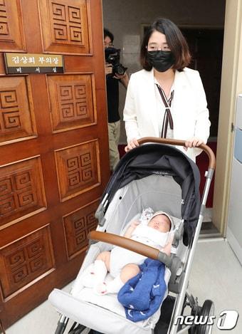 본문 이미지 - 용혜인 기본소득당 의원이 출산 후 처음 서울 여의도 국회로 출근한 모습 2021.7.5 ⓒ 뉴스1 구윤성 기자