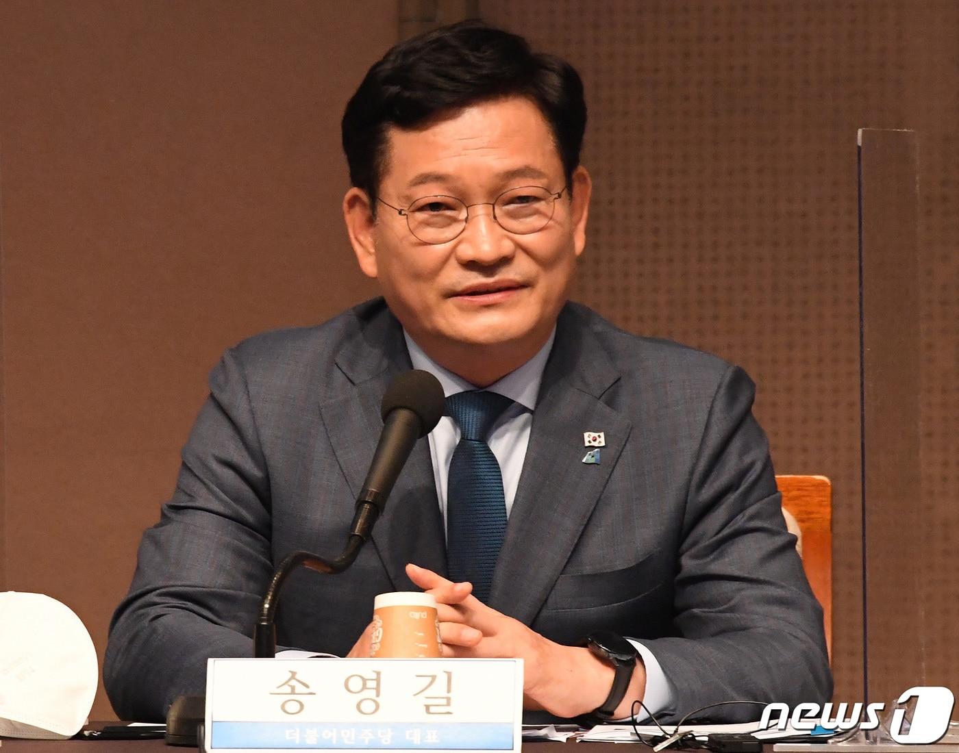 본문 이미지 - 송열길 더불어민주당 대표가 5일 오전 서울 프레스센터에서 열린 관훈토론회에 참석해 패녈들의 질의에 답변하고 있다. 2021.7.5/뉴스1 ⓒ News1 국회사진취재단