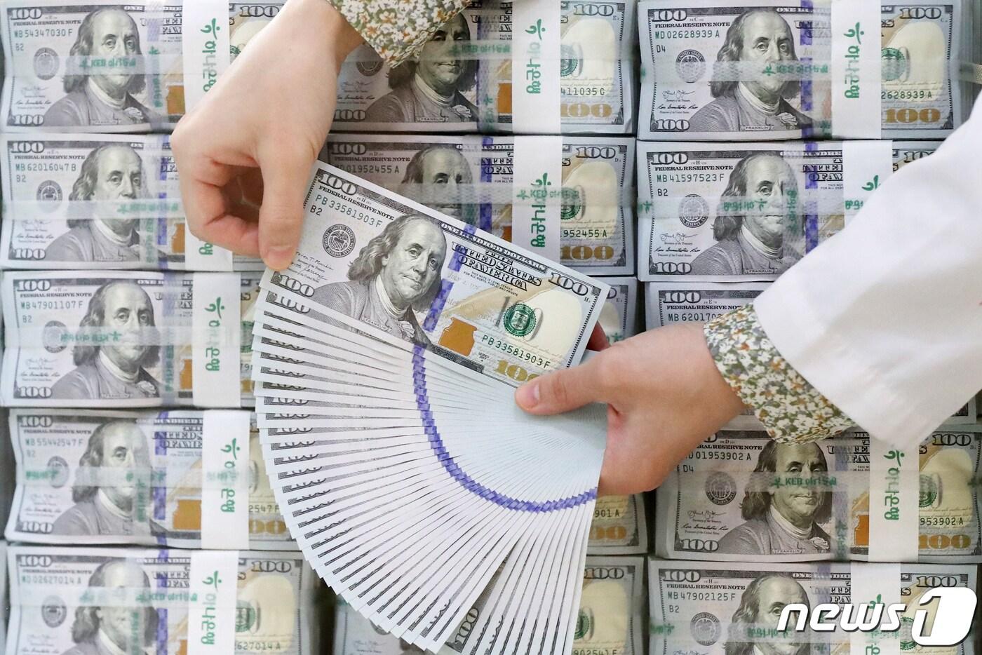 서울 중구 하나은행 위변조대응센터에서 직원이 달러를 정리하고 있다. 2021.7.5/뉴스1 ⓒ News1 민경석 기자