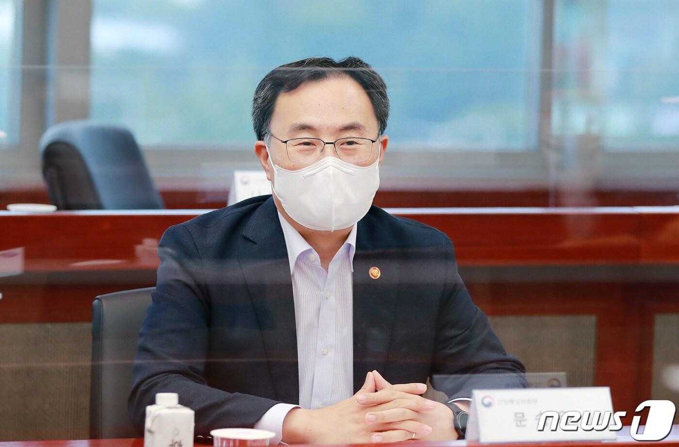 본문 이미지 - 문승욱 산업통상자원부 장관이 지난 5일 오전 삼성SDI 울산사업장 대회의실에서 이차전지 관련 기업 간담회를 주재하고 있다. (산업통상자원부 제공) 2021.7.5/뉴스1