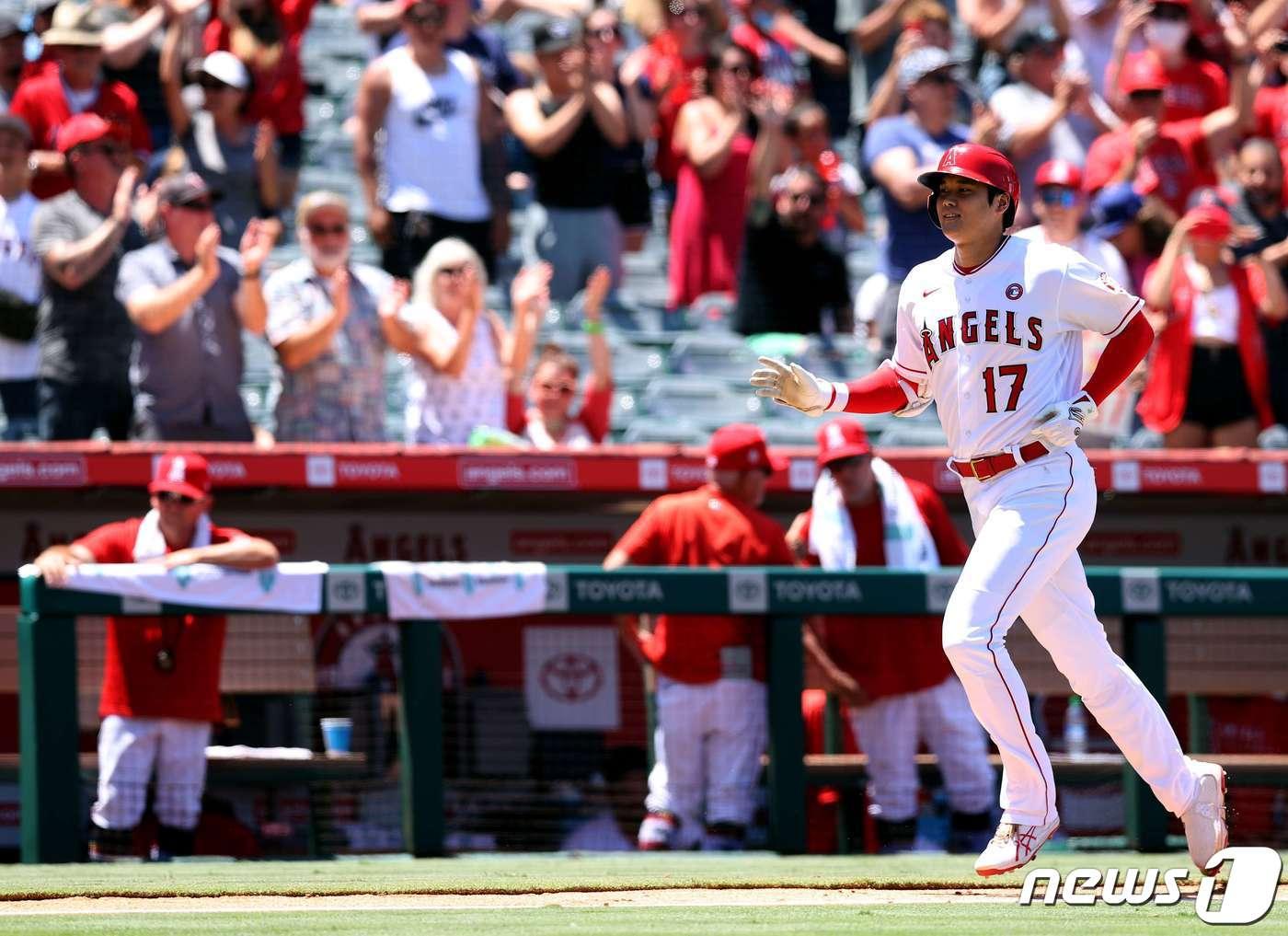 본문 이미지 - 오타니 쇼헤이가 홈런을 치고 그라운드를 돌고 있다. ⓒ AFP=뉴스1 ⓒ News1 조재현 기자