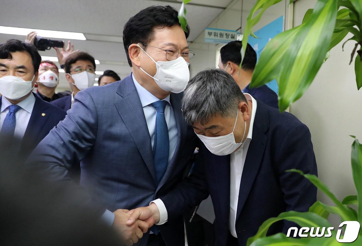 본문 이미지 - 송영길 더불어민주당 대표가 5일 오후 서울 여의도 한국노총을 방문해 김동명 한국노총 위원장과 인사를 나누고 있다. 2021.7.5/뉴스1 ⓒ News1 이동해 기자