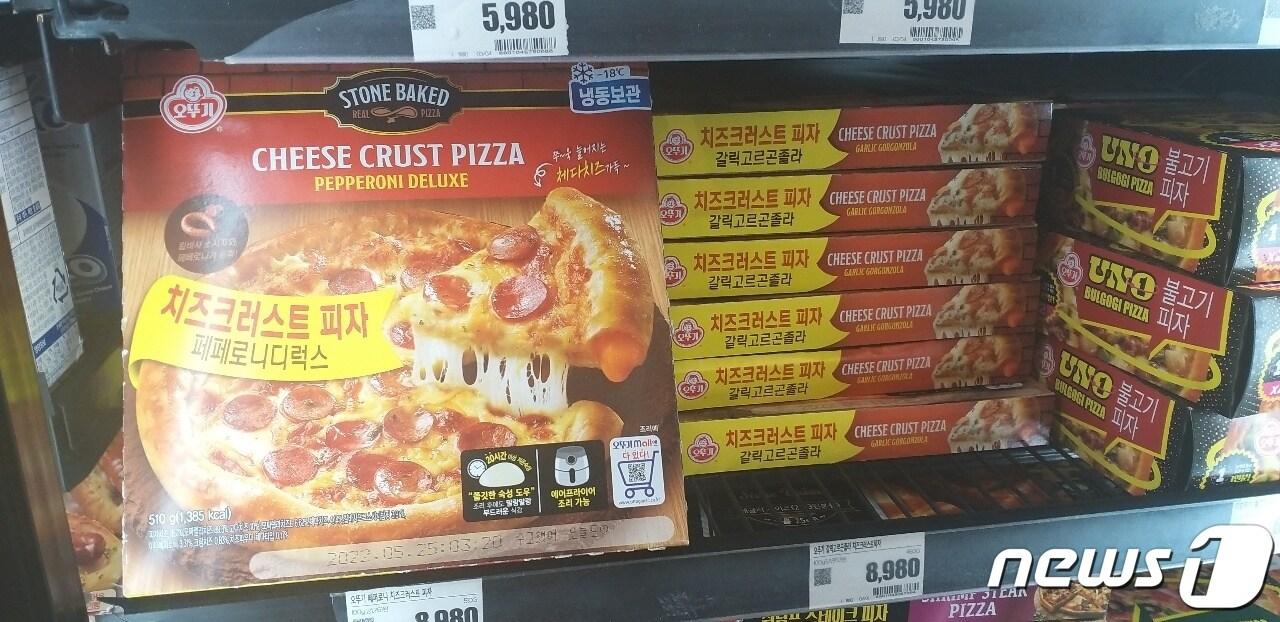 본문 이미지 - 오뚜기가 지난달 내놓은 신제품 크러스트 피자ⓒ 뉴스1