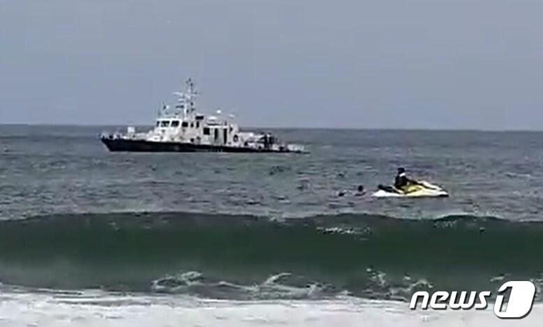 본문 이미지 - 5일 오후 2시 14분쯤 강원 양양군 송전해수욕장 앞 150m 해상에서 진행된 익수자 구조장면. (속초해양경찰서 제공.) 2021.7.5/뉴스1