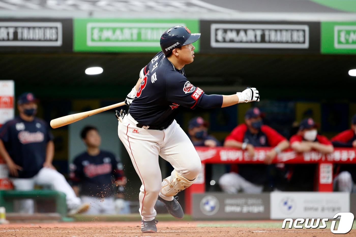 본문 이미지 - 5일 오후 인천 미추홀구 SSG 랜더스필드에서 열린 프로야구 '2021 신한은행 SOL KBO리그' 롯데자이언츠와 SSG랜더스의 경기에서 3회초 롯데 공격 2사 주자 만루 상황 안치홍이 2타점 적시타를 치고 있다. 2021.7.5/뉴스1 ⓒ News1 이승배 기자