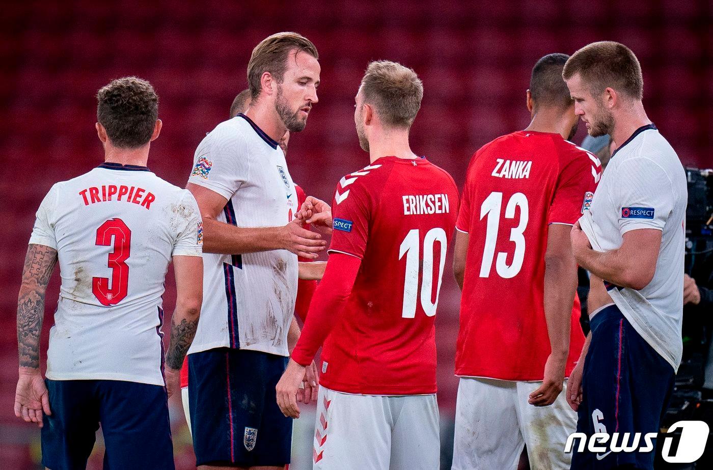 해리 케인(왼쪽에서 두 번째)과 크리스티안 에릭센(가운데) ⓒ AFP=뉴스1