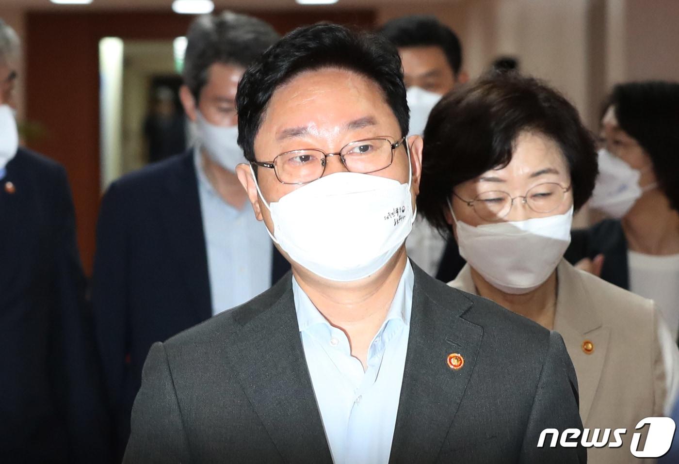 본문 이미지 - 박범계 법무부 장관이 6일 오전 서울 종로구 정부서울청사에서 열린 국무회의에 참석하고 있다. 2021.7.6/뉴스1 ⓒ News1 송원영 기자