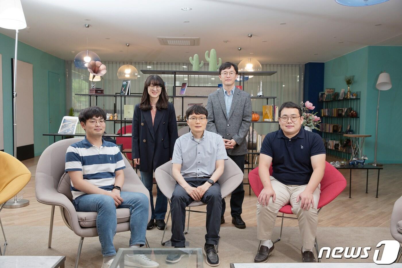 본문 이미지 - 하이퍼-컴포저블 데이터센터 연구센터 연구진. (왼쪽 상단부터)최영리 교수, 백웅기 센터장, 전유석, 임영빈, 문현곤 교수.(UNIST 제공)ⓒ 뉴스1