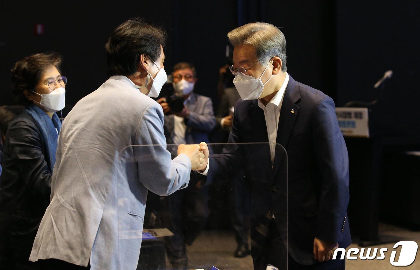 본문 이미지 - 더불어민주당 대선 예비후보자인 이재명 경기지사와 안민석 의원./뉴스1 ⓒ News1 이동해 기자