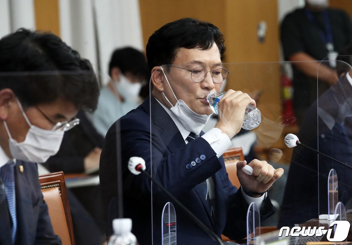 본문 이미지 - 송영길 더불어민주당 대표가 6일 오전 대전 서구 대전시청 대회의실에서 열린 대전예산정책협의회에서 잠시 목을 축이고 있다. 민주당 지도부는 이날 대전과 충북을 잇따라 방문해 국비 예산 확보 및 지역 현안 해결 등을 논의한다. 2021.7.6/뉴스1 ⓒ News1 오대일 기자