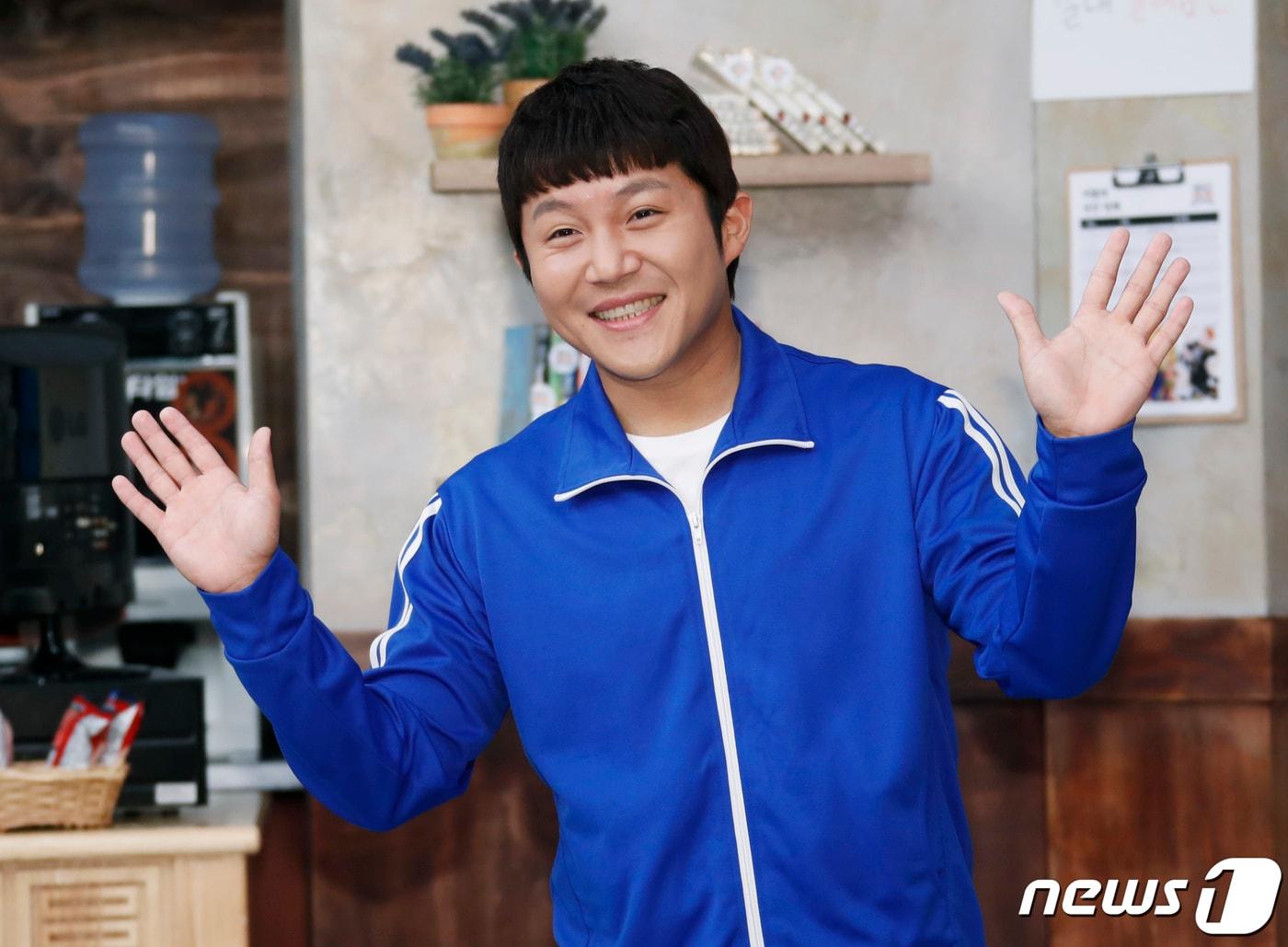 본문 이미지 - 방송인 조세호가 6일 서울 강서구 A스튜디오에서 열린 '별에서 온 퀴즈' 제작발표회에 참석해 포즈를 취하고 있다. ‘별에서 온 퀴즈’는 1990년대 말부터 2010년대까지 우리를 열광하게 했던 문화계 이슈들을 모아 퀴즈와 토크로 풀어보는 프로그램이다. 2021.7.6/뉴스1 ⓒ News1 권현진 기자