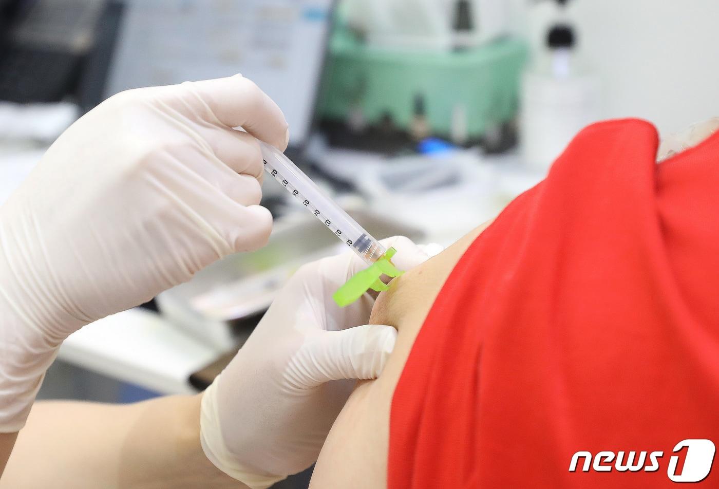 7월 6일 서울 강남구 압구정로 코로나19 강남구예방접종센터에서 한 시민이 화이자 백신을 접종하고 있다.  2021.7.6/뉴스1 ⓒ News1 임세영 기자