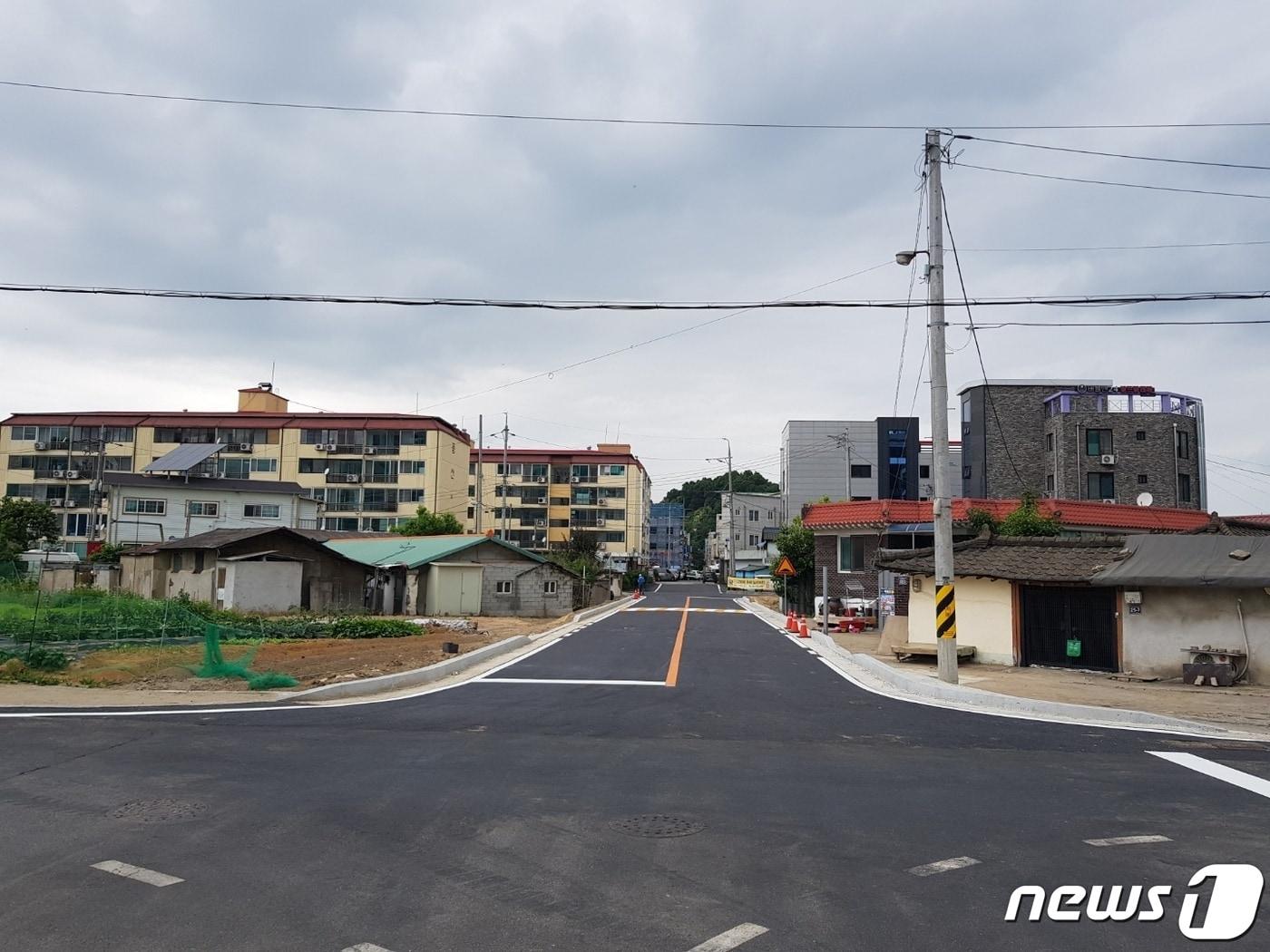본문 이미지 - 6일 충북 음성군이 하반기에 25억원을 들여 도로 등 도시기반시설을 확충할 계획이라고 밝혔다. 사진은 금왕읍 도시계획도로 모습.(음성군 제공)2021.7.6/ⓒ 뉴스1