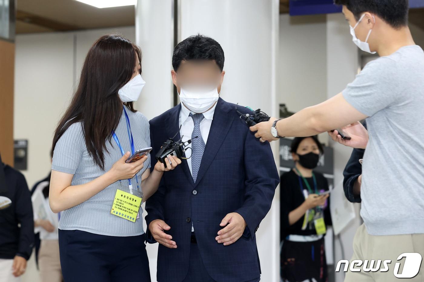 고(故) 김홍영 검사를 폭행한 혐의로 기소돼 징역 1년을 선고받은 김대현 전 부장검사가 6일 오후 서울 서초구 서울중앙지방법원에서 열린 선고 공판을 마치고 법정을 나서고 있다. 2021.7.6/뉴스1 ⓒ News1 조태형 기자