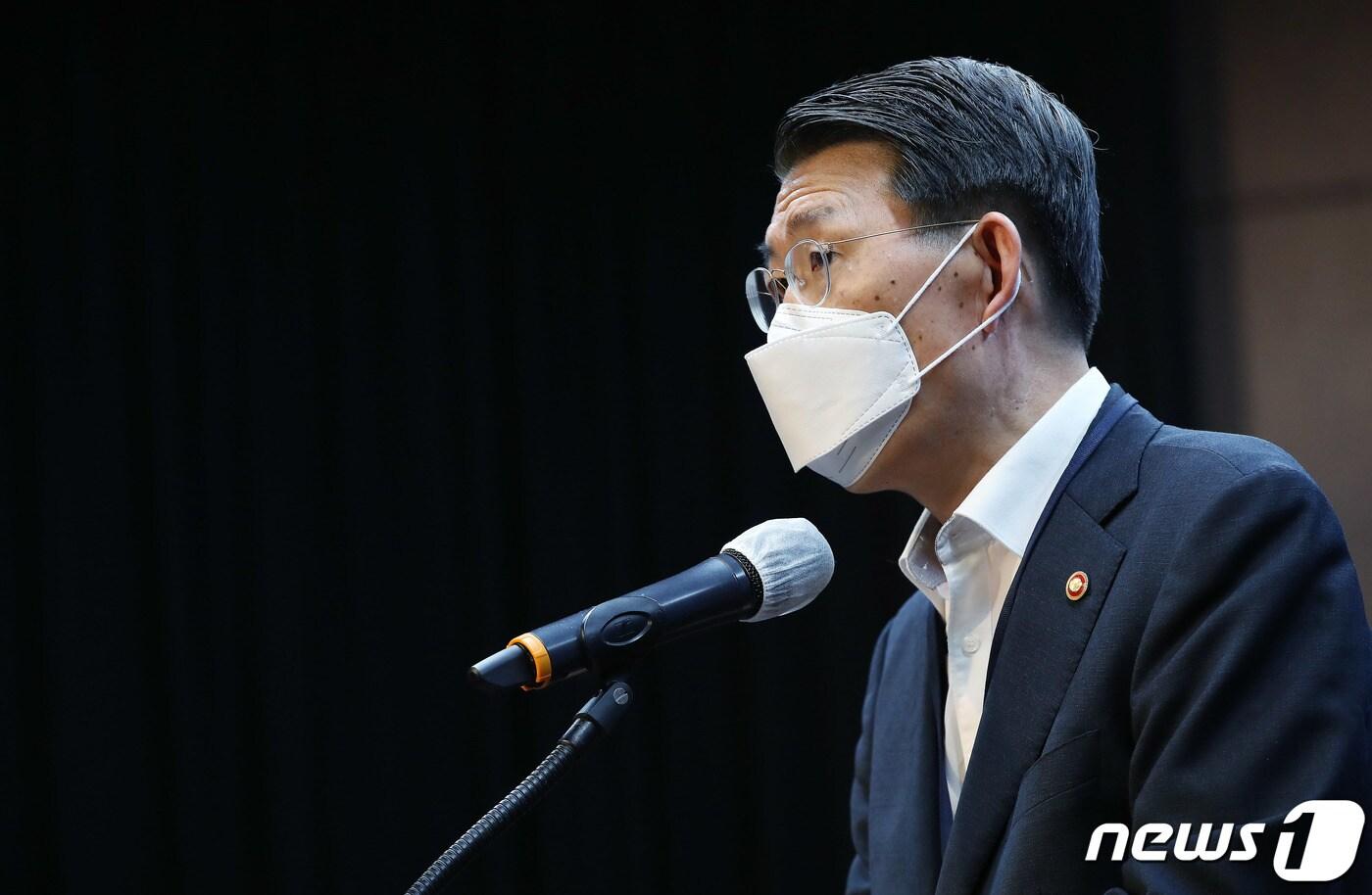 본문 이미지 - 은성수 금융위원장이 6일 오후 서울 중구 명동 은행회관에서 열린 코로나19 대응 금융정책 평가 심포지엄에서 기조연설을 하고 있다. 2021.7.6/뉴스1 ⓒ News1 박정호 기자
