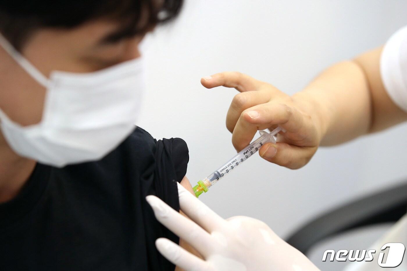 범정부 백신도입 TF는 화이자 백신 70만회분을 7월에 공급받고, 이를 9월부터 11월까지 순차적으로 반환하는 백신 교환 협약을 체결했다. 해당 백신은 오는 7일 오전 7시15분 인천공항에 도착할 예정으로, 정부는 신속하게 통관 및 긴급사용승인을 통해 오는 13일부터 예방접종에 활용할 예정이다. 2021.7.6/뉴스1 ⓒ News1 임세영 기자