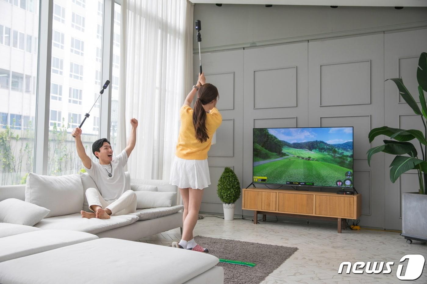 비전홈으로 집에서 스크린골프를 즐기는 모습. ⓒ 뉴스1