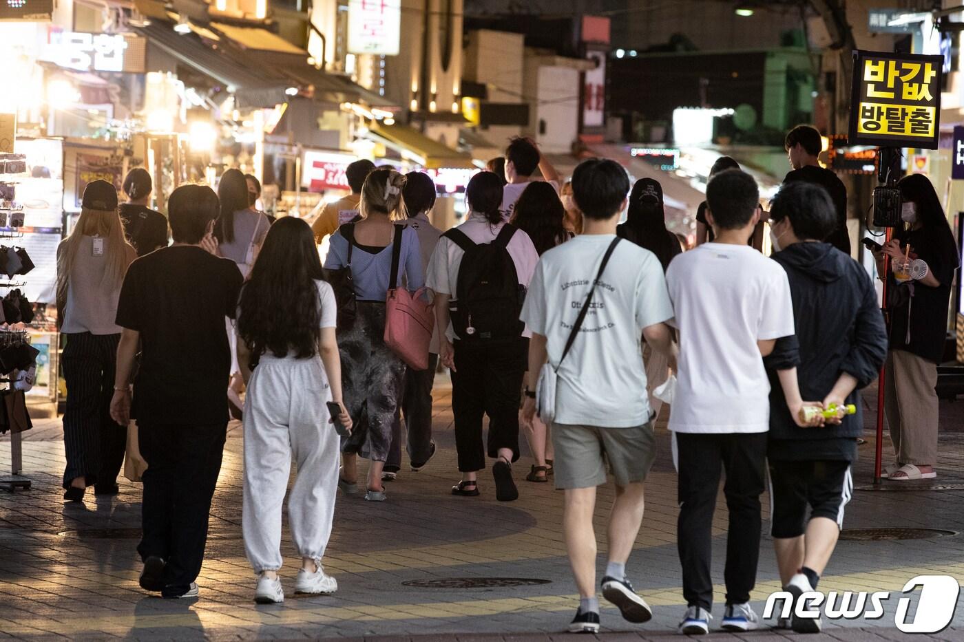 본문 이미지 - 지난 7월6일 밤 서울 홍대 앞 거리가 시민들로 붐비고 있다. 2021.7.6/뉴스1 ⓒ News1 유승관 기자