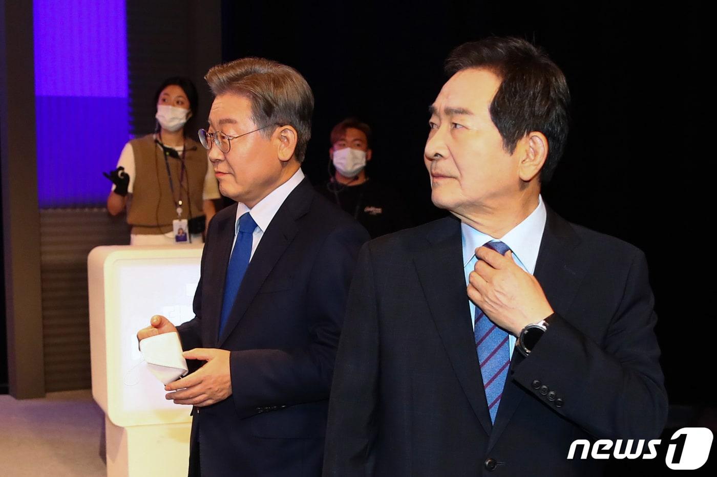 본문 이미지 - 6일 서울 마포구 상암 MBC 방송센터에서 열린 더불어민주당 대선 예비후보 합동 토론회에서 이재명 후보와 정세균 후보가 토론을 준비하고 있다. 2021.7.6/뉴스1 ⓒ News1 국회사진취재단