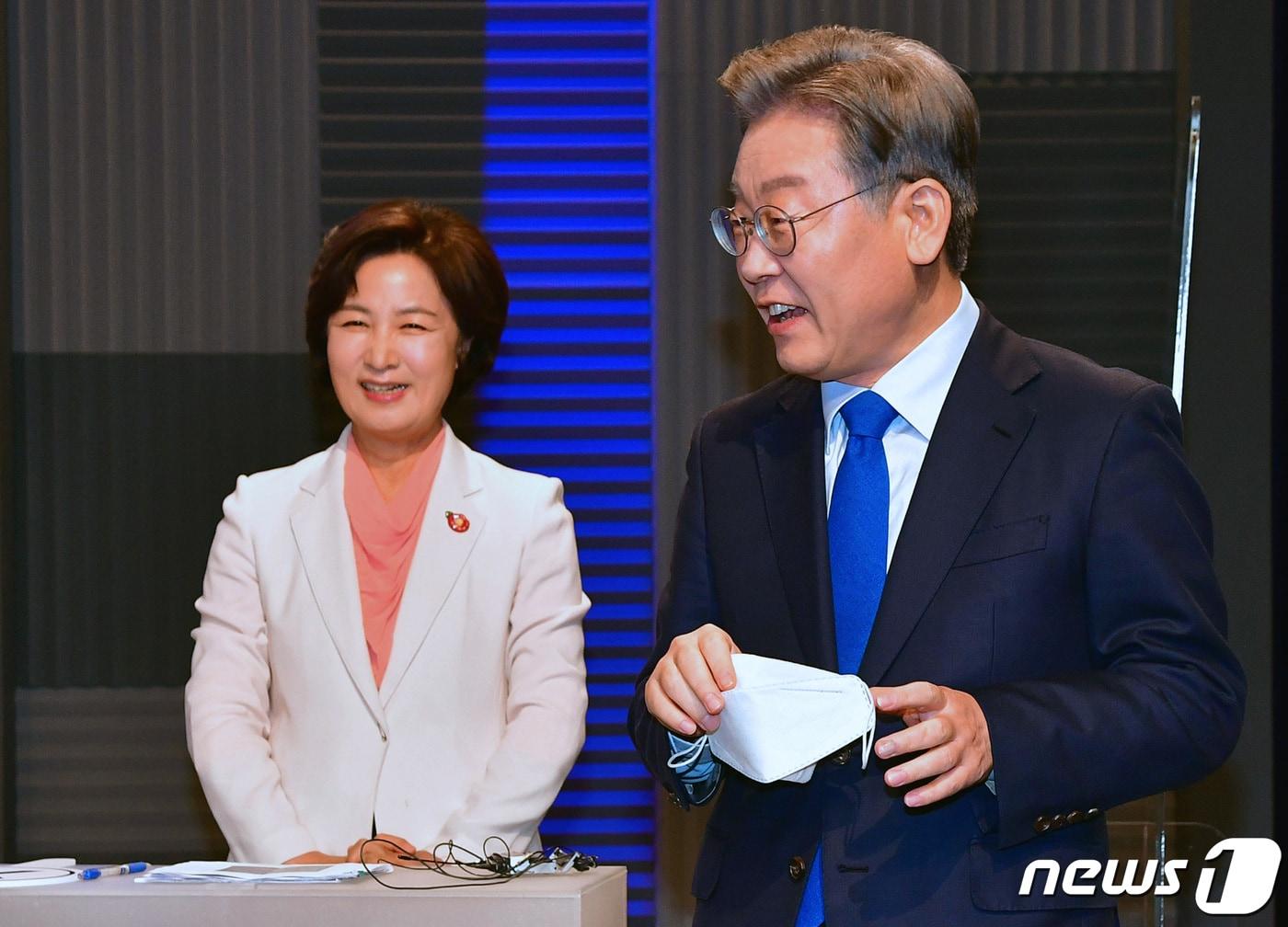 본문 이미지 - 지난 6일 오후 서울 마포구 상암 MBC 방송센터에서 열린 더불어민주당 합동 TV토론회에 앞서 이재명 후보가 추미애 후보와 대화를 나눈 뒤 자리로 돌아가고 있다.  ⓒ News1 국회사진취재단